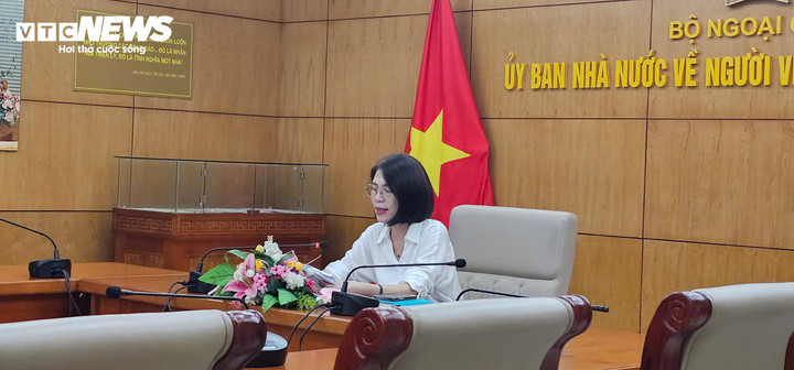 Bà Ngô Thị Thanh Mai, Phó Chủ nhiệm Ủy Ban Nhà nước về người Việt Nam ở nước ngoài tham dự trực tuyến từ điểm cầu Hà Nội.