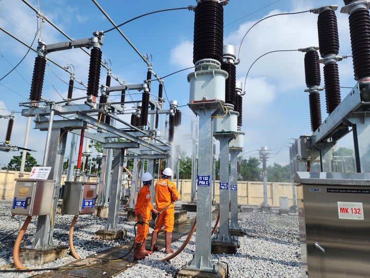 Công nhân EVNNPC vệ sinh cách điện bằng nước áp lực cao tại trạm biến áp 110kV Gò Trẩu - Tuyên Quang trong điều kiện vận hành, nhằm đảm bảo an toàn thiết bị và duy trì cung cấp điện ổn định, liên tục trong mùa nắng.