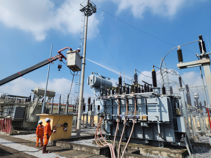 Lượng điện tiêu thụ vượt đỉnh, EVNNPC kêu gọi khách hàng sử dụng tiết kiệm - 2