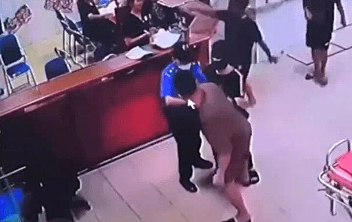 Công an làm việc với kẻ hành hung nữ điều dưỡng khoa cấp cứu ở Nghệ An