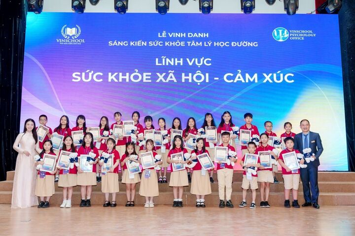 Vinschool បានផ្តល់កិត្តិយសដល់ការផ្តួចផ្តើមគំនិតឆ្នើមចំនួន 100 ក្នុងវិស័យសុខភាពផ្លូវចិត្តរបស់សាលាសម្រាប់ឆ្នាំសិក្សា 2024-2025 នៅក្នុងពិធីកិត្តិយសទូទាំងប្រព័ន្ធ។