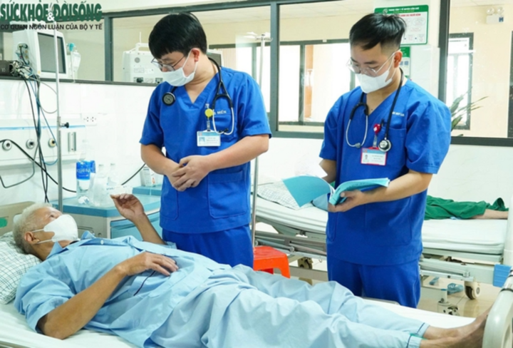 Bệnh nhân say nắng đang điều trị tại Khoa Cấp cứu - TTYT huyện Cẩm khê. (Ảnh: TTYT cung cấp)