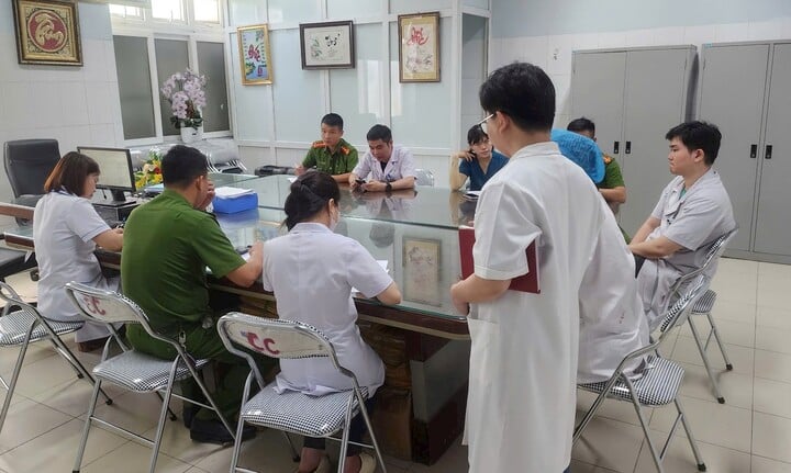 Công an làm việc với bệnh viện để làm rõ hành vi người nhà bệnh nhân đánh nữ điều dưỡng. (Ảnh T.C)