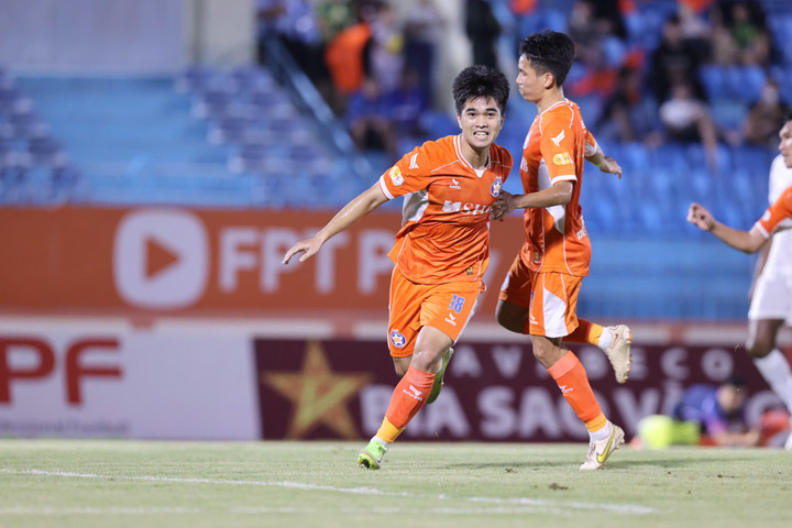 Đà Nẵng tiếp tục nuôi hy vọng trụ lại V.League, trong khi Bình Định dần mất lợi thế.
