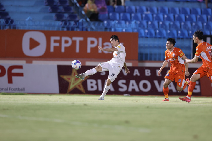 Bình Định nỗ lực tìm kiếm bàn thắng.