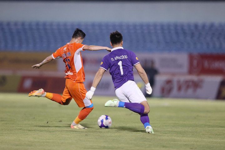 Thủ môn Quảng Nam rời xa khung thành rồi chuyền bóng thẳng vào chân cầu thủ Đà Nẵng.