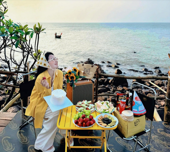 Bãi biển này đang thu hút nhiều du khách trẻ. (Ảnh: Phan Hoài Thu)