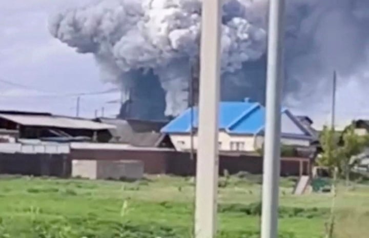 Khói bốc lên sau vụ tấn công của Ukriane vào khu định cư Sredny, Nga. (Ảnh: Reuters)