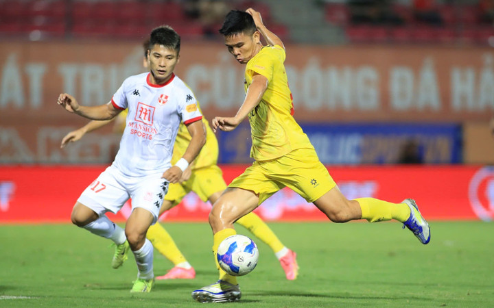 Trận đấu diễn ra hấp dẫn trong nửa đầu hiệp 1.