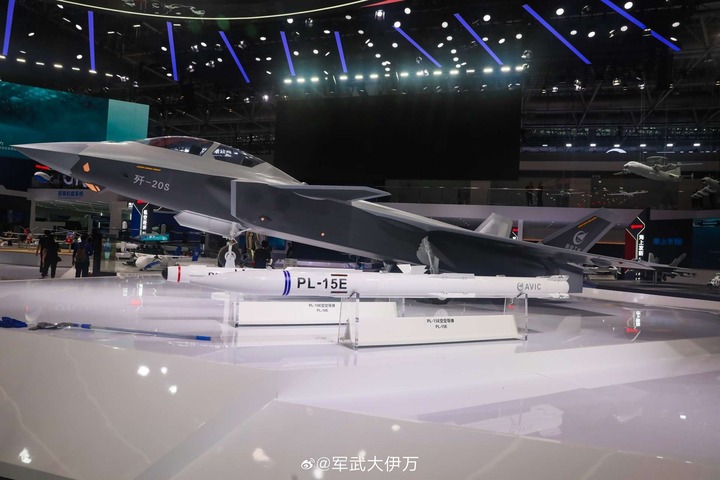 J-20S với tên lửa PL-15E. (Ảnh: Weibo)
