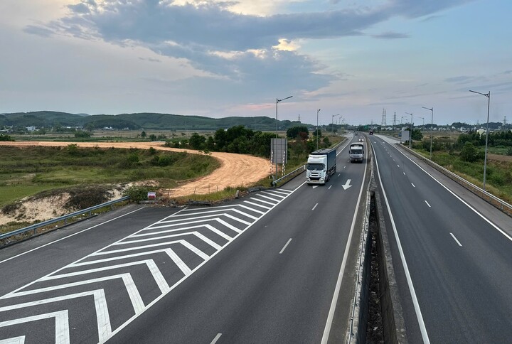 Cận cảnh nút giao cao tốc ở Quảng Ngãi tái khởi động sau hơn 6 năm "đứng hình"
