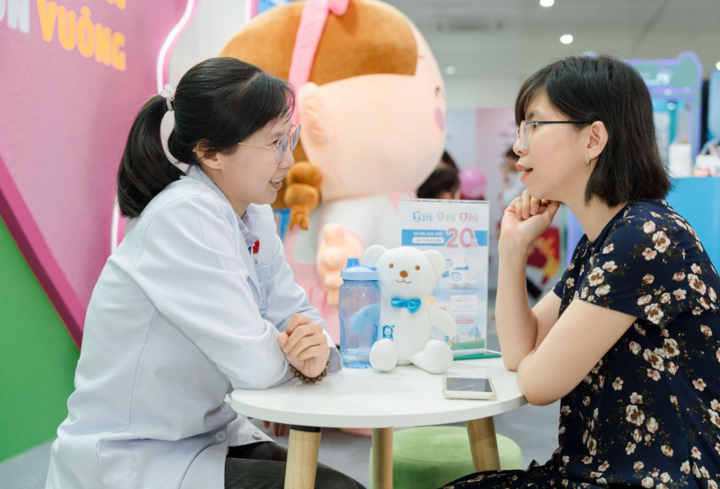 Bác sĩ tư vấn sức khỏe tại triển lãm. Phụ sản 315 có đội ngũ bác sĩ chuyên khoa giàu kinh nghiệm, tận tâm luôn sẵn sàng đồng hành sức khoẻ cùng mẹ và bé trong các giai đoạn của thai kỳ trong suốt hành trình mang thai.
