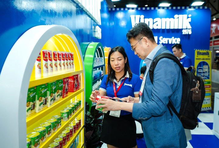 Nhiều khách hàng tìm hiểu về các sản phẩm đổi mới của Vinamilk với bước đột phá về dinh dưỡng, công nghệ và hương vị.