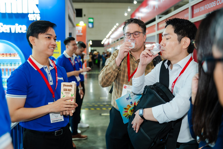 Sữa tươi tiệt trùng Green Farm và sữa hạt 9 loại hạt là một trong những sản phẩm mới của Vinamilk được các khách hàng thích thú khi nếm thử, với cảm nhận hương vị tươi mới, thanh dịu