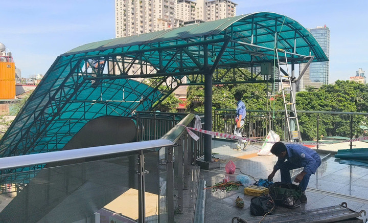 Mái che thang bộ nhà ga tuyến Cát Linh - Hà Đông đang được sửa chữa.