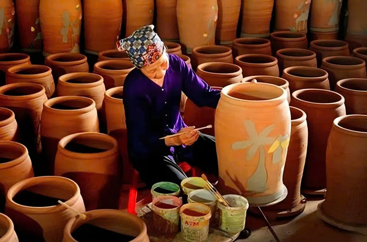 Nghệ nhân làng gốm Phù Lãng, thị xã Quế Võ (Bắc Ninh).