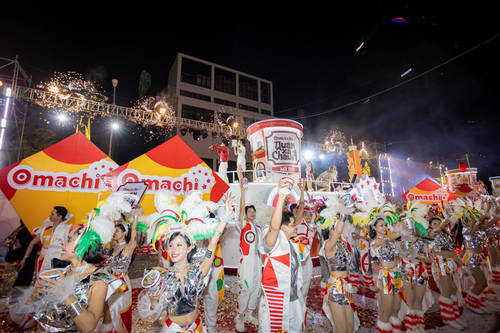 Màn diễu hành hoành tráng đến từ 350 vũ công chuyên nghiệp, 5 xe diễu hành khổng lồ đại diện cho 5 món ngon đến từ 5 nước trong BST Hộp đồ ăn “Quán xá châu Á” mới của Omachi.