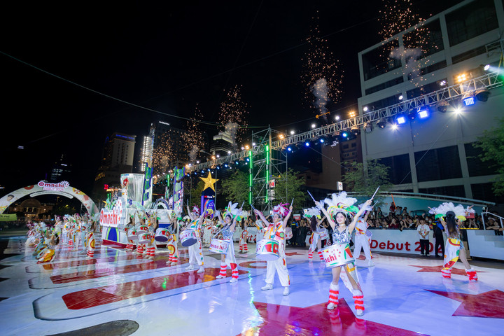 Màn diễu hành hoành tráng đến từ 350 vũ công chuyên nghiệp, 5 xe diễu hành khổng lồ đại diện cho 5 món ngon đến từ 5 nước trong BST Hộp đồ ăn “Quán xá châu Á” mới của Omachi.