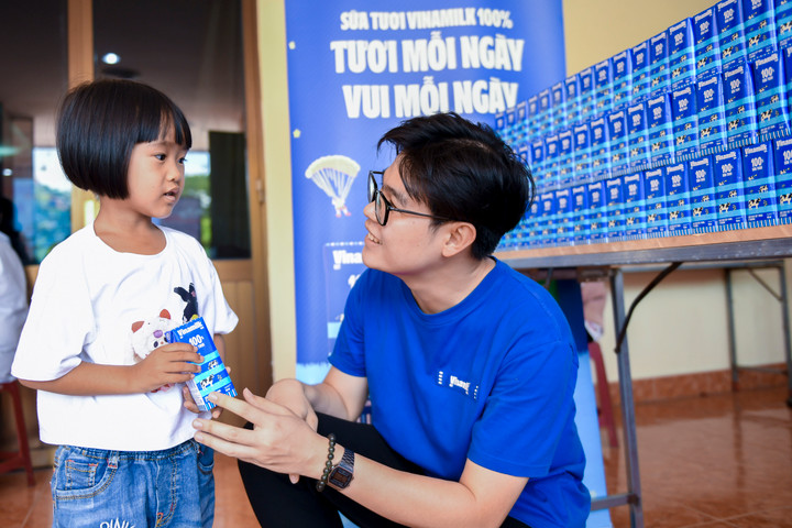 Vinamilk gửi tặng nhiều phần quà, sữa đến trẻ em trong các hoạt động thuộc chương trình “Thắp sáng những ước mơ” tại Bến Tre.