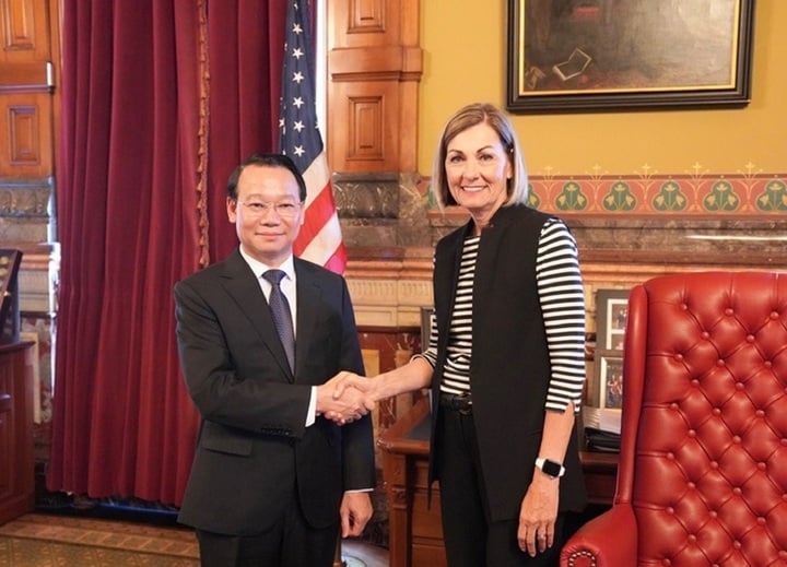 Bà Kim Reynolds, Thống đốc bang Iowa, tiếp Bộ trưởng Đỗ Đức Duy.