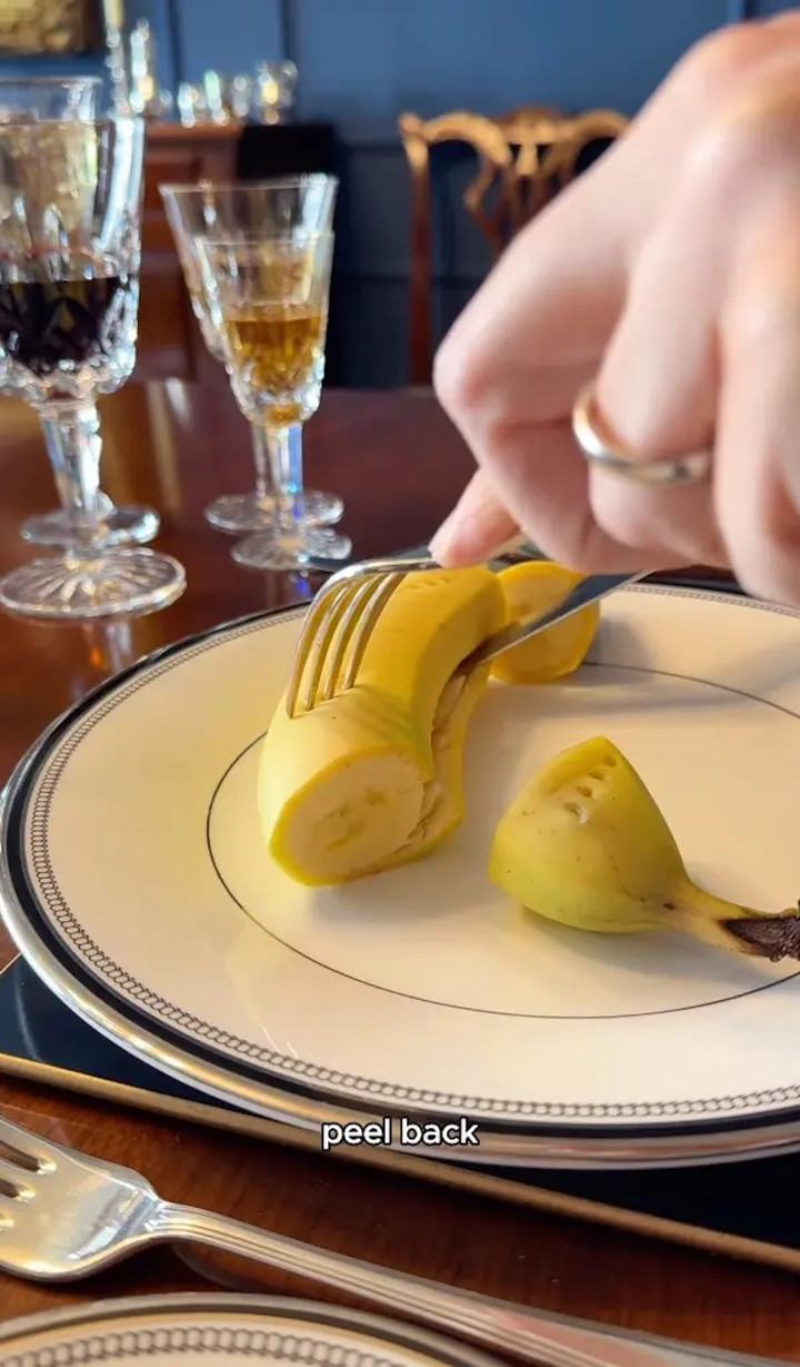 William Hanson ăn chuối bằng dao nĩa.