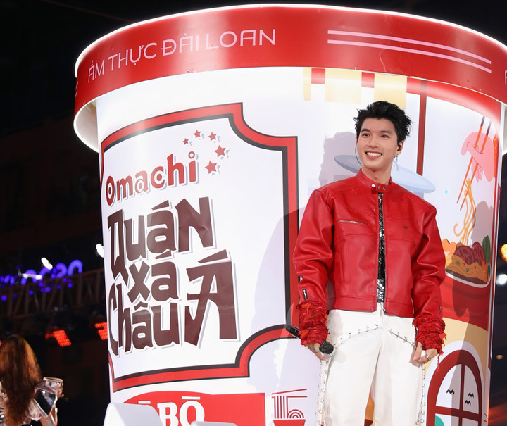 Đại sứ thương hiệu acủa Omachi - Hieuthuhai cùng Omachi khuẩy đảo đại lộ Lê Lợi đêm 31/5 trong sự kiện ra mắt sản phẩm mới.