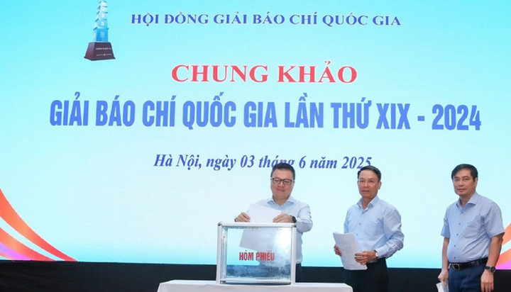 Hội đồng chung khảo Giải báo chí Quốc gia bỏ phiếu.
