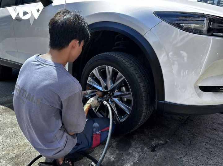 Lốp mòn cũng dễ bị thủng hoặc nổ, đặc biệt khi di chuyển ở tốc độ cao. Các tài xế cần lưu ý vấn đề này để sớm tiến hành việc thay thế lốp xe mới.