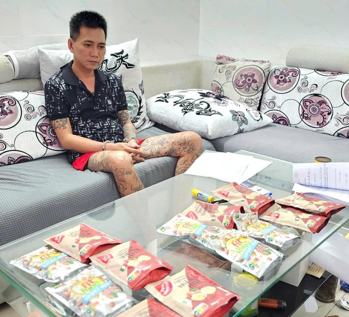 Châu Vĩnh Phú cùng tang vật. (Ảnh: C.A)