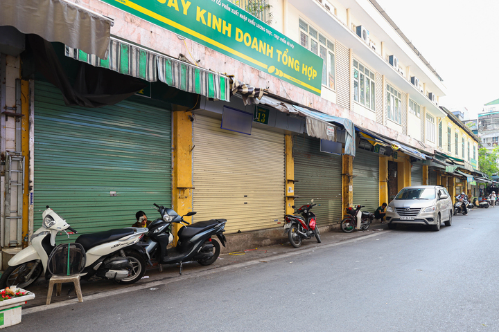 Nhiều gian hàng "hái ra tiền" trên phố cổ Hà Nội đồng loạt đóng cửa