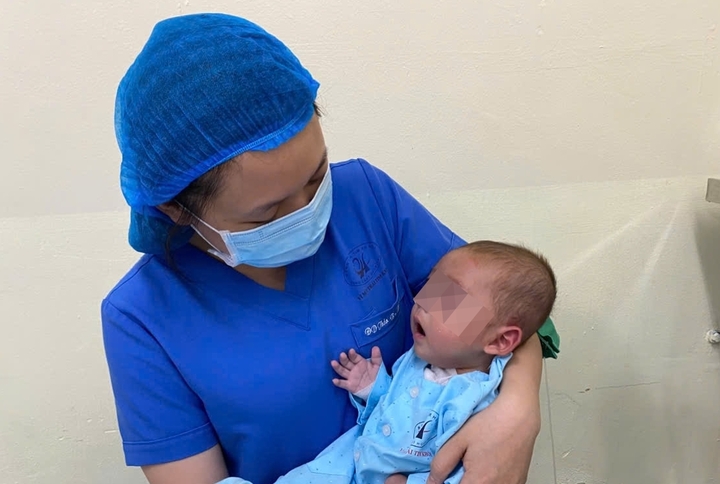 Ca mổ thành công, trẻ được chăm sóc tại khoa hồi sức nhi. (Ảnh: Quang Hùng)