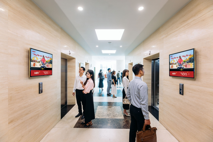 Hệ thống màn hình kép được lắp đặt tại các toà nhà trung và cao cấp.