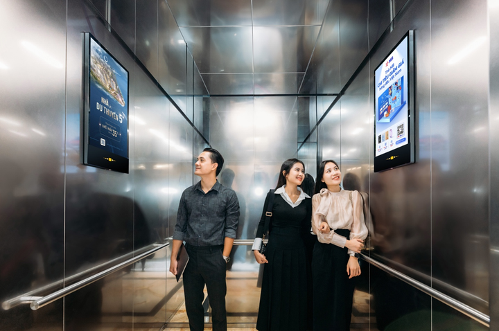 Màn hình quảng cáo được lắp đặt tại bên trong cabin thang máy.