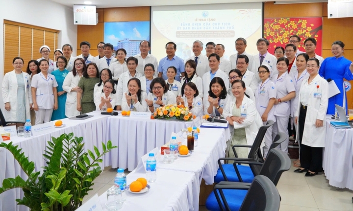 Chủ tịch TP.HCM trao bằng khen 2 viện thông tim bào thai cho sản phụ Singapore