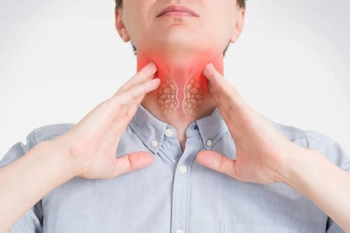 Các triệu chứng cảnh báo ung thư thực quản gồm nuốt nghẹn, khó nuốt, đau ngực, khàn tiếng và sụt cân không rõ nguyên nhân. (Ảnh minh hoạ)