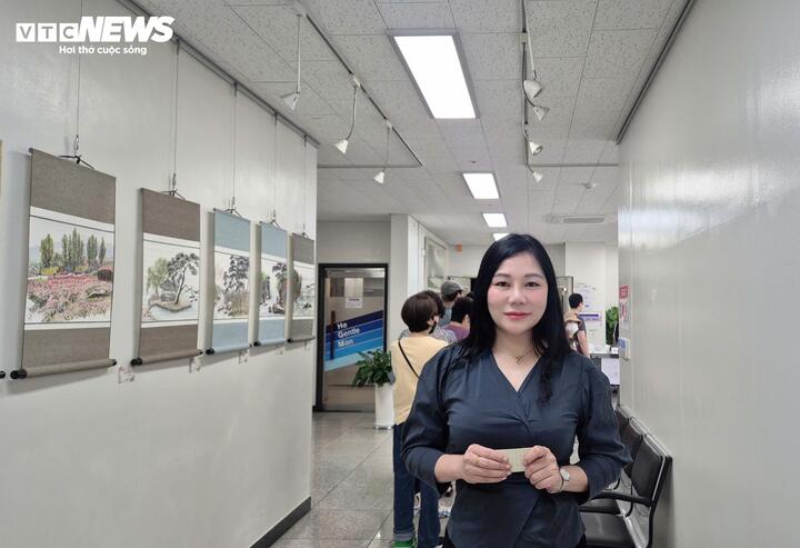 Chị Vũ Thị Huyên, Phó Ban Đối ngoại truyền thông Tổng hội Người Việt Nam tại Hàn Quốc tại điểm bầu cử.