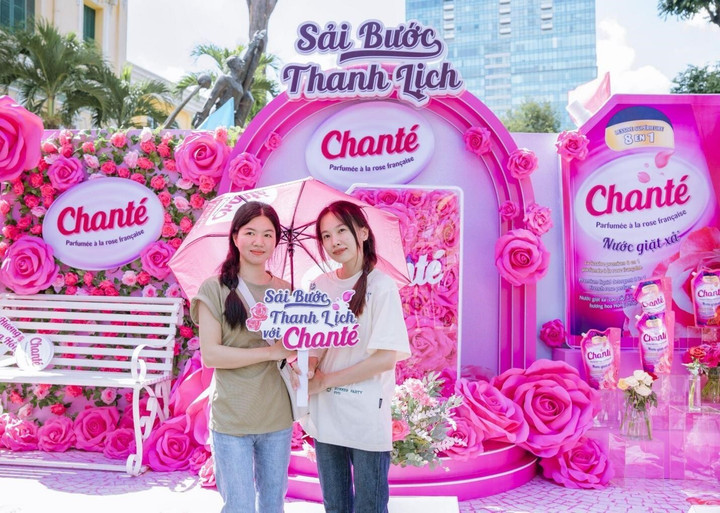 Booth Chanté thu hút đông đảo bạn trẻ đến check-in và trải nghiệm sản phẩm.