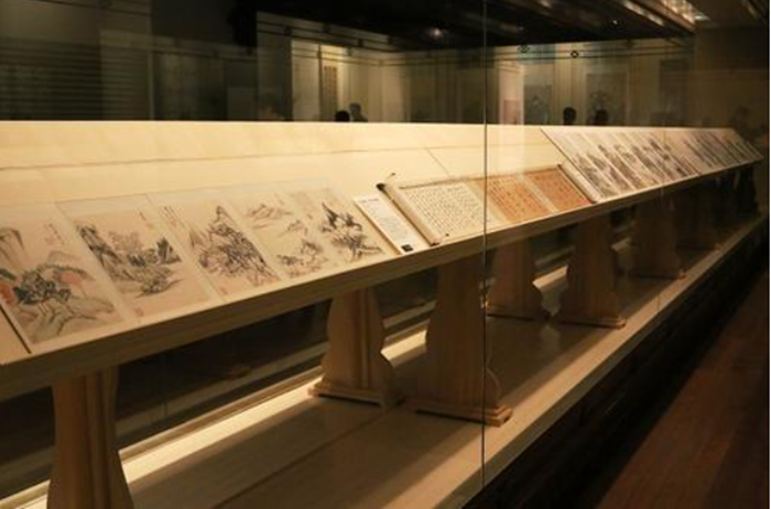 Hai mảnh giấy vụn mà Lưu Trung Hán từng mua đang được trưng bày tại Bảo tàng tỉnh Cát Lâm. (Ảnh: Sohu)