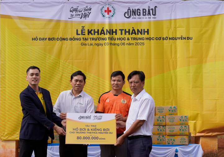 Đại diện Quỹ Phát triển tài năng Việt trao tài trợ cho Trường tiểu học và trung học cơ sở Nguyễn Du, huyện Chư Sê, Gia Lai.