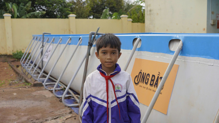 Em Siu Lý (học sinh lớp 5A2) hào hứng được học bơi tại hồ bơi mới.