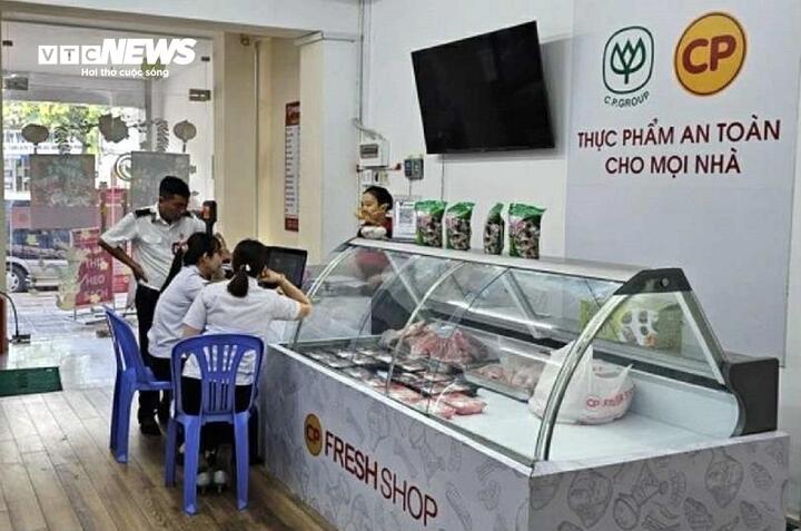 Đoàn kiểm tra cửa hàng Fresh Shop của C.P tại Bình Dương.
