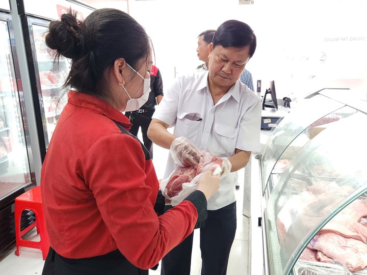 Cơ quan chức năng kiểm tra, lấy mẫu sản phẩm tại cửa hàng C.P ở Sóc Trăng. (Ảnh: D. Khang)