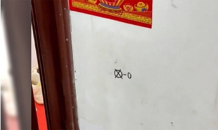 Ký hiệu mà bọn trộm cắp để lại trên cánh cửa. (Ảnh: Weibo)