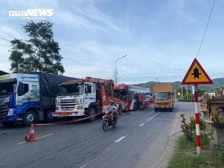Hiện trường vụ tai nạn giữa xe khách và ô tô tải trên quốc lộ 1A tuyến tránh TP Huế. (Ảnh: V.T)