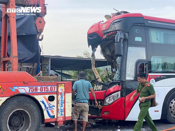 Lực lượng Công an có mặt tại hiện trường để thu thập thông tin, điều tra, làm rõ nguyên nhân vụ tai nạn. (Ảnh: V.T)