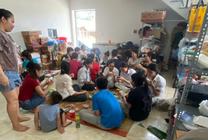 Các sĩ tử và phụ huynh được gia đình anh Hà nấu cơm trưa và bố trí nghỉ miễn phí. (Ảnh: NVCC)