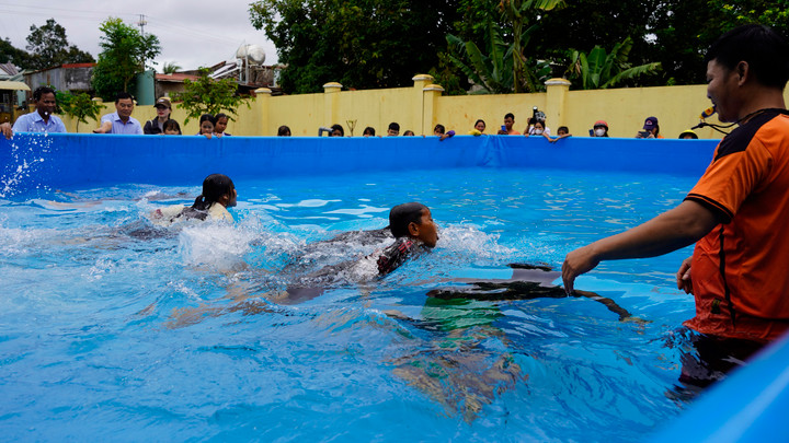 Thầy trò Trường tiểu học, trung học cơ sở Nguyễn Du bên chiếc hồ bơi mới do Quỹ Phát triển tài năng Việt trao tặng.