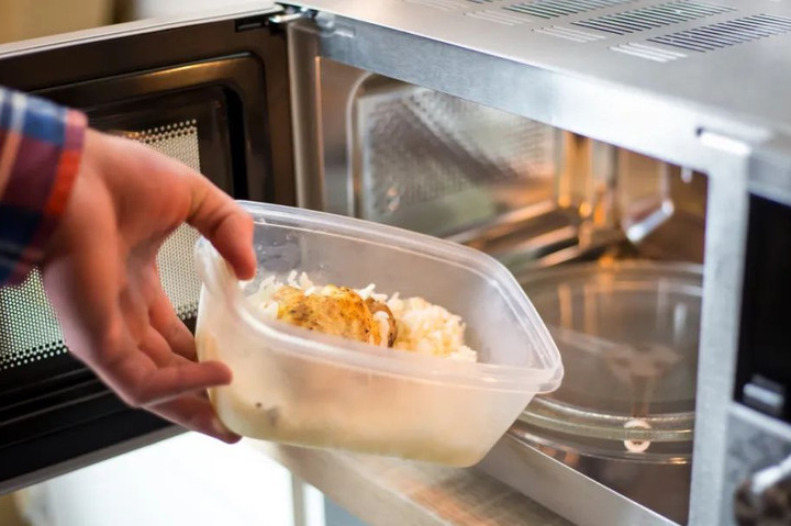 Các loại cơm trộn, rau trộn cần hết sức cẩn trọng nếu sử dụng lại. (Ảnh: Thepaper)