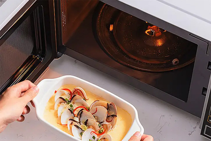 Hải sản thừa là một trong những món ăn không nên hâm lại. (Ảnh: Sohu)