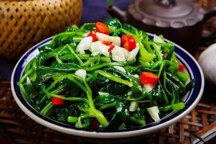 Rau xanh lá dễ sản sinh nhiều chất độc nếu hâm nóng lại. (Ảnh: Sohu)